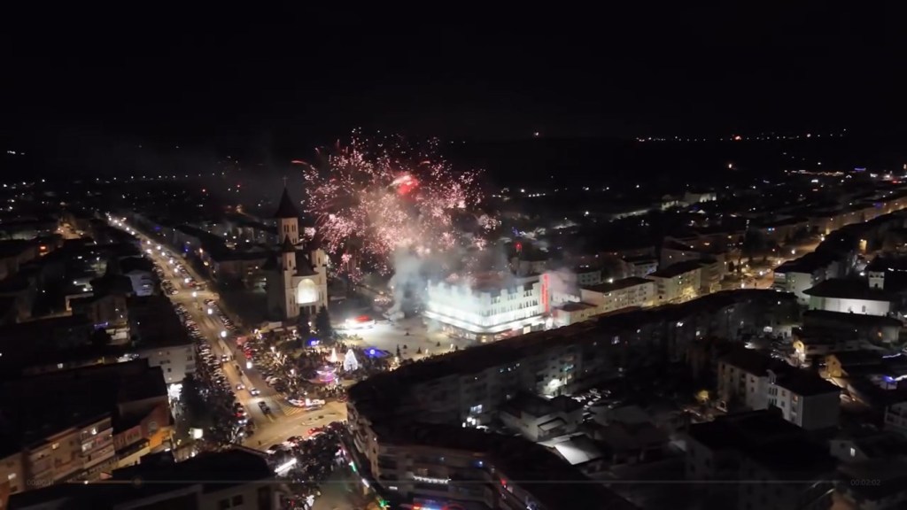 Focuri de artificii, îngrijorări selective și un oraș văzut de&nbsp;sus